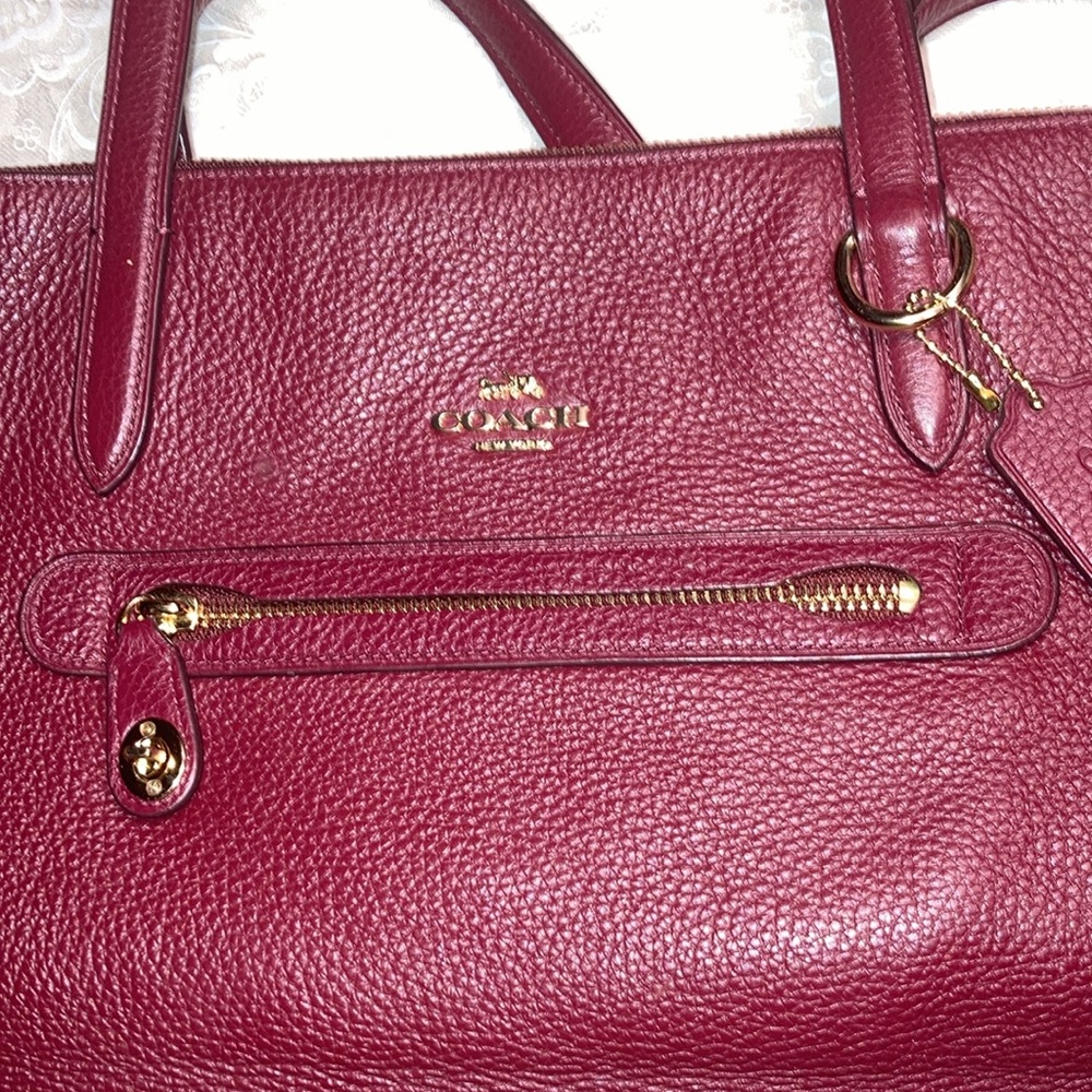 COACH lg. w/2 straps, front zip pocket w/zip & lock, tag on gt chain - Picture 13 of 14